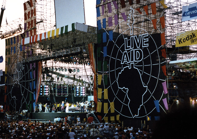 Bhí ‘Live Aid’ Ceolchoirm Spleodrach Agus Ní Ligfear Ar Tharla i nDearmad Go Deo